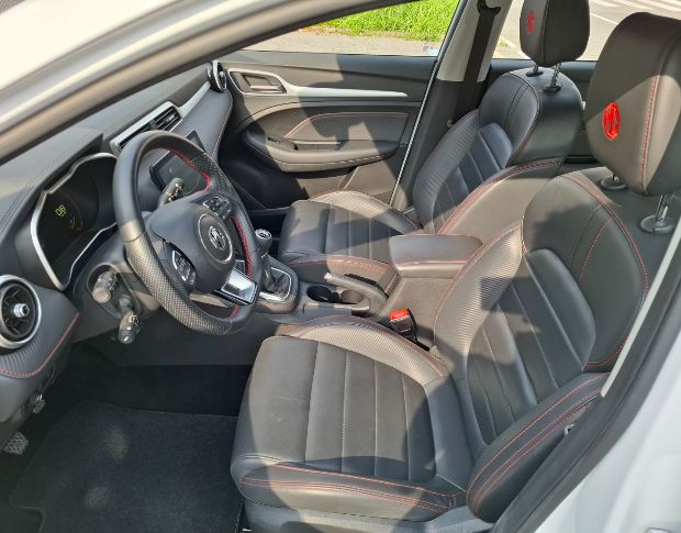 MG zs luxury foto 12