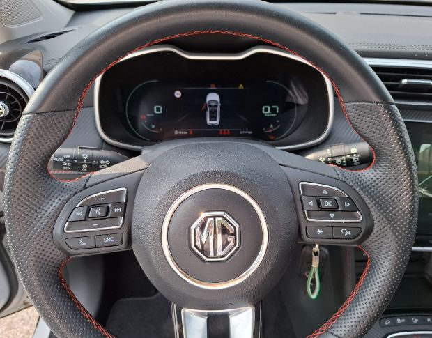 MG zs luxury foto 11